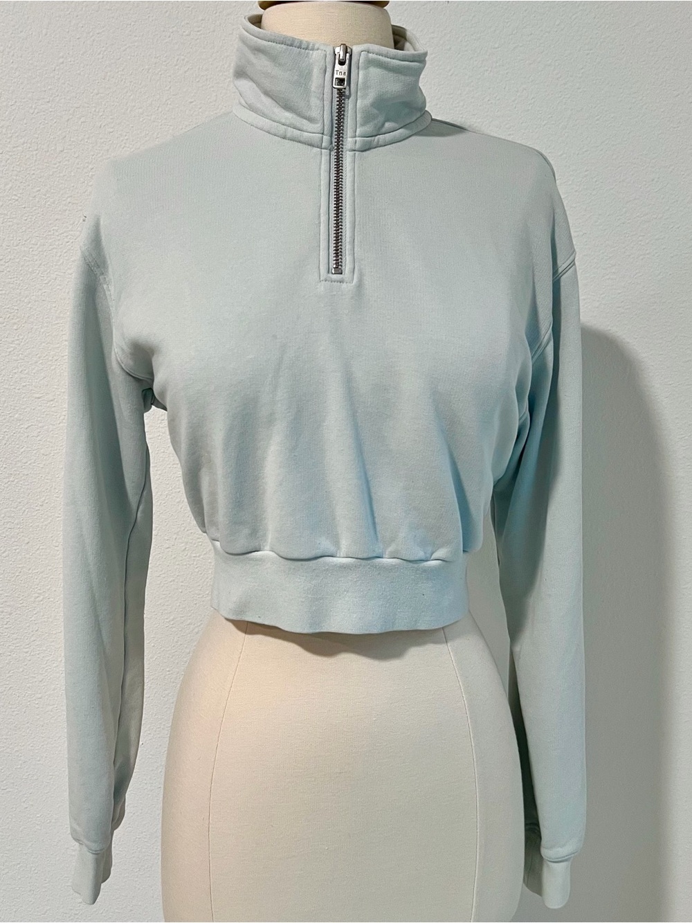 Aritzia Tna Airy Fleece Boyfriend 1/4 Zip Cropped Sweatshirt Ice Grey Blue - Picture 3 of 6